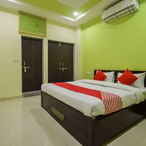 Oyo 35734 F Cube Hotel